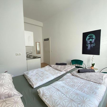 8 Fully Equipped Studio Shared Apt W Terrace Margareten Wenen Buitenkant foto