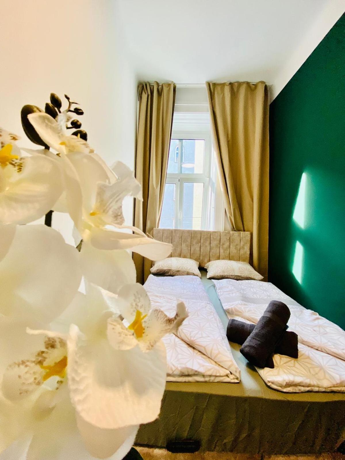 8 Fully Equipped Studio Shared Apt W Terrace Margareten Wenen Buitenkant foto