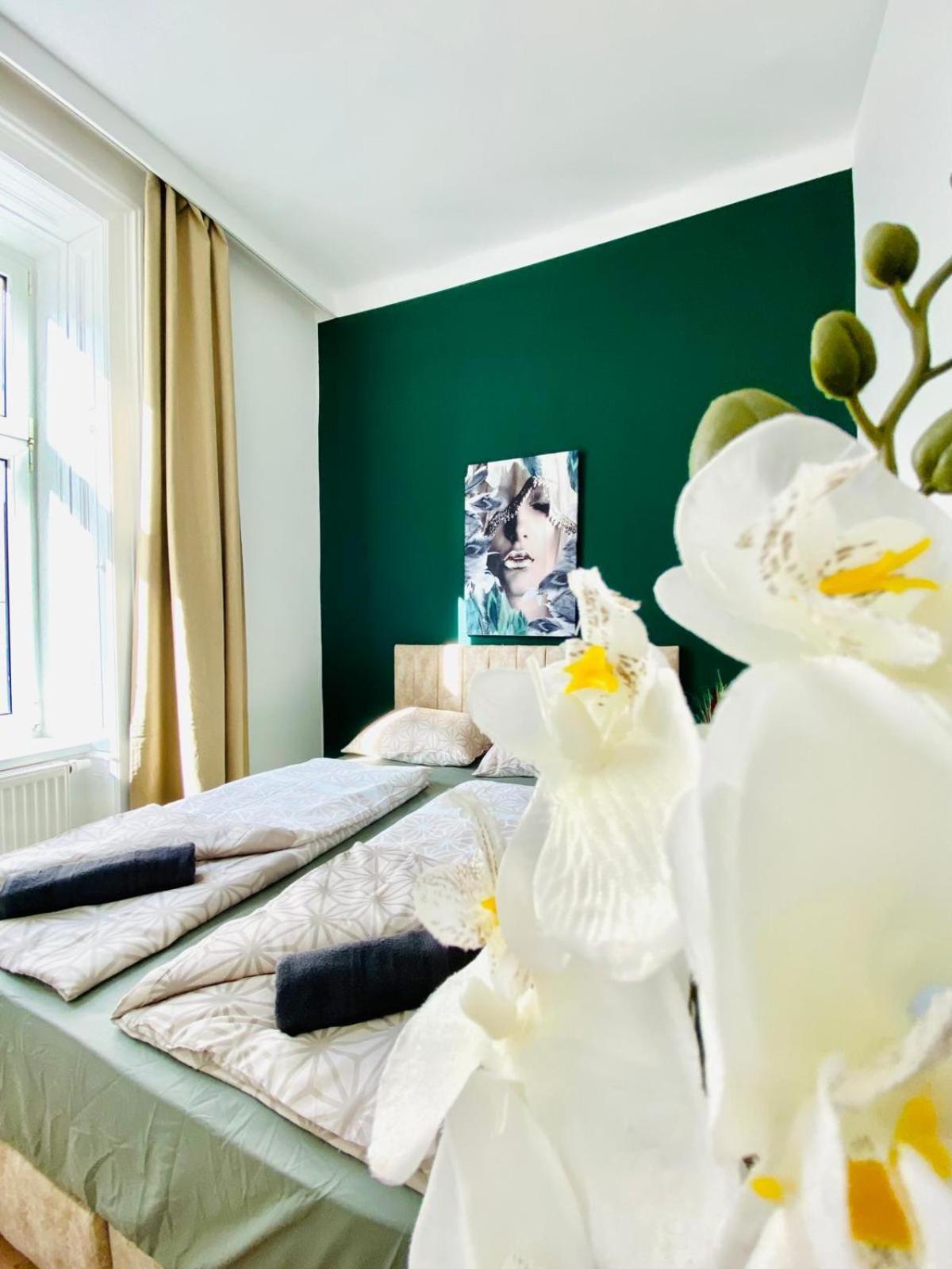8 Fully Equipped Studio Shared Apt W Terrace Margareten Wenen Buitenkant foto
