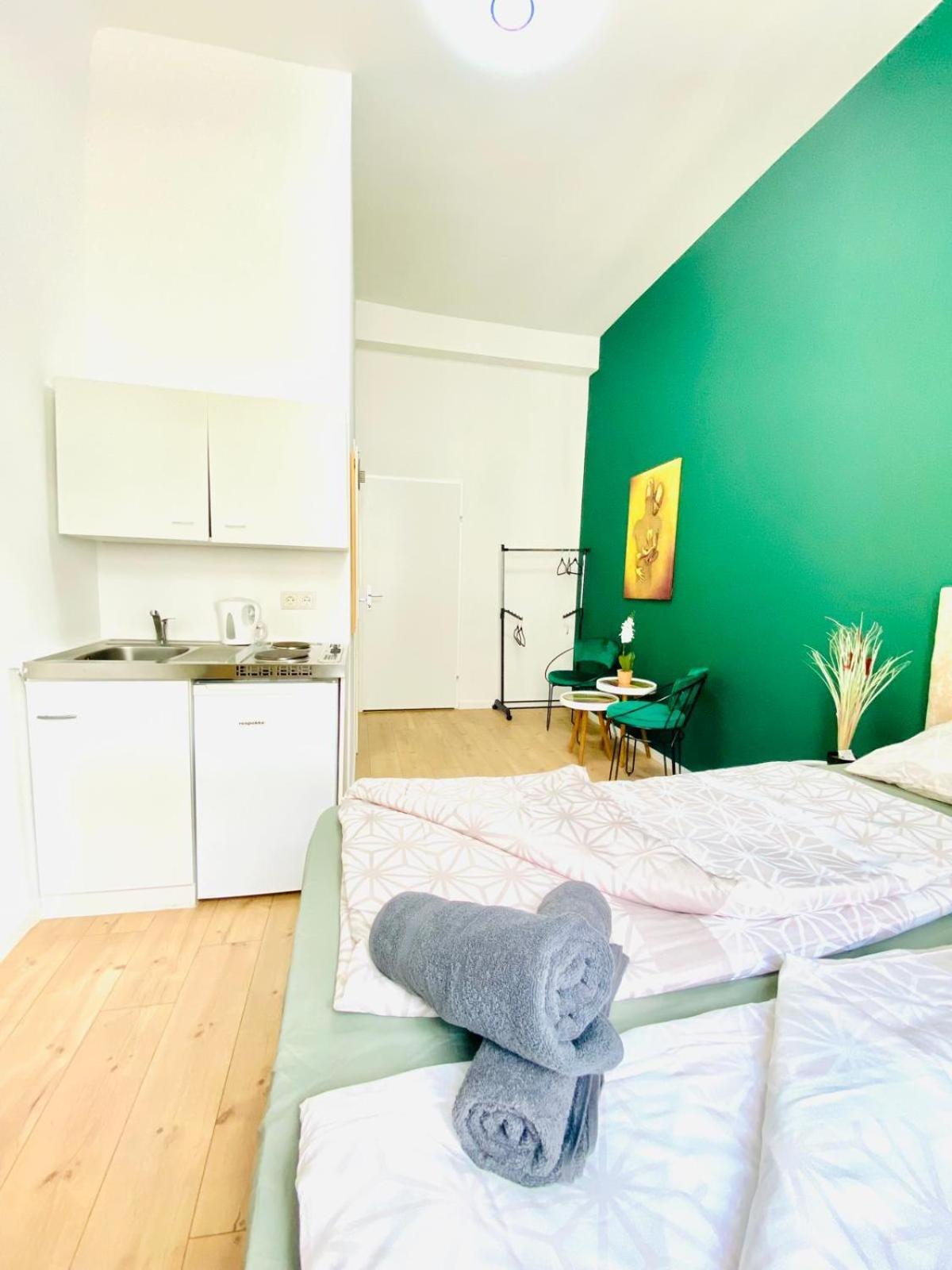 8 Fully Equipped Studio Shared Apt W Terrace Margareten Wenen Buitenkant foto